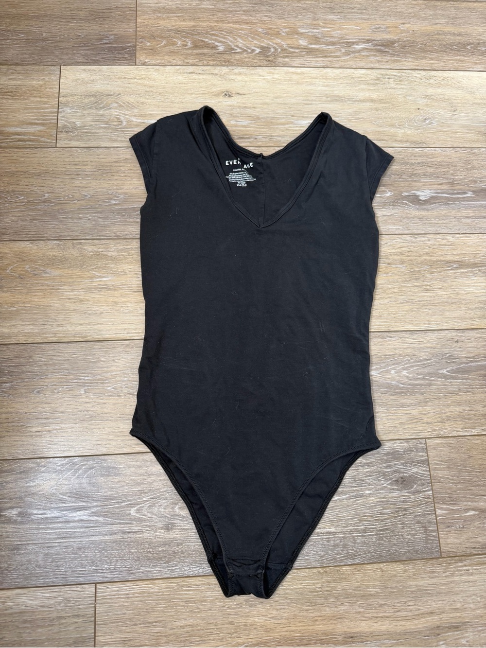 Everlane cap sleeve bodysuit with deep V-neckline Sz S